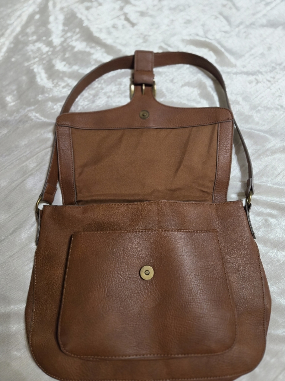Classic Brown Faux Leather Crossbody Saddle Bag EUC - Picture 3 of 7